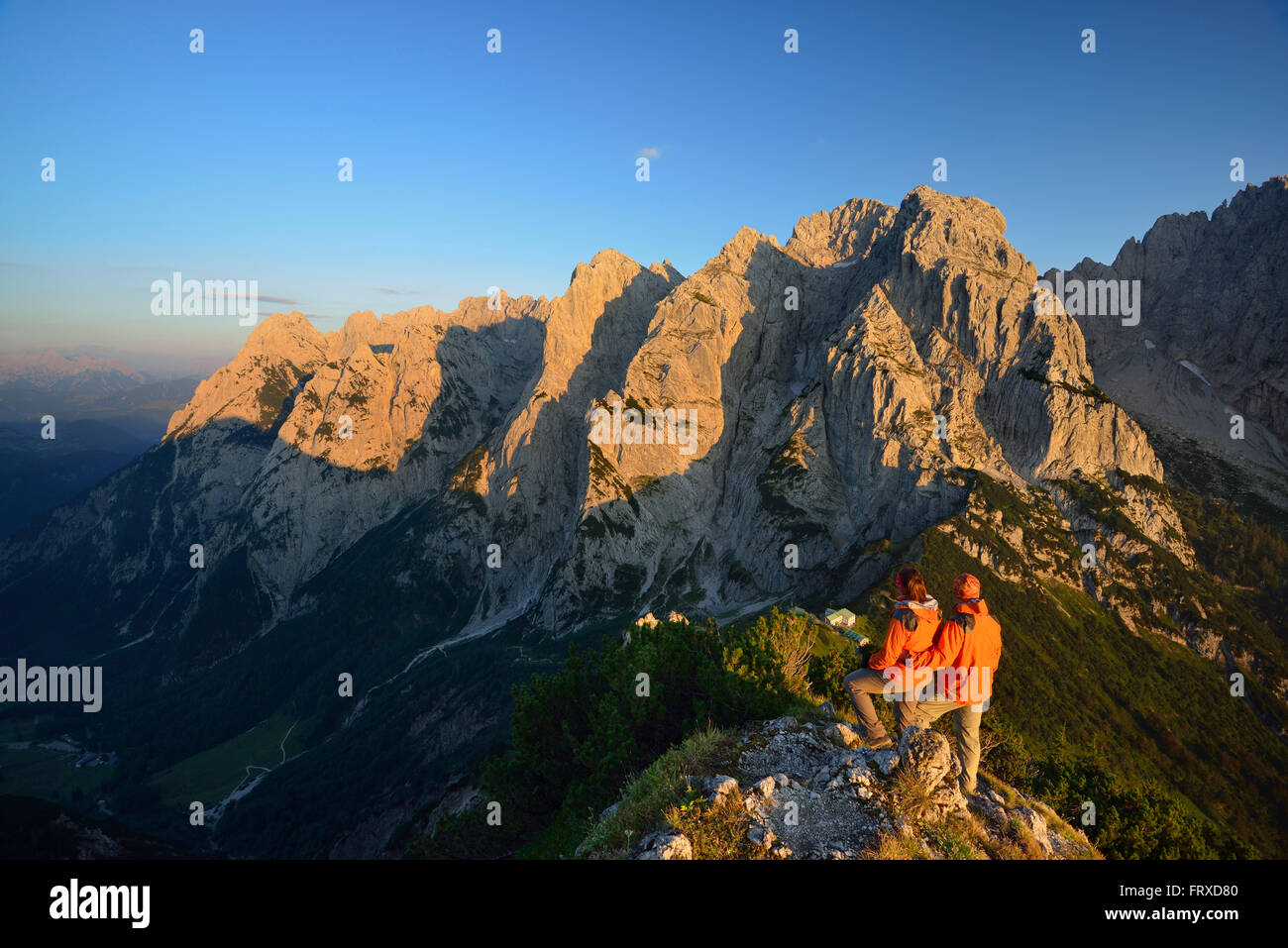 Due persone che godono di vista da Stripsenkopf al paesaggio di montagna, Zahmer Kaiser, Kaiser mountain range, Tirolo, Austria Foto Stock