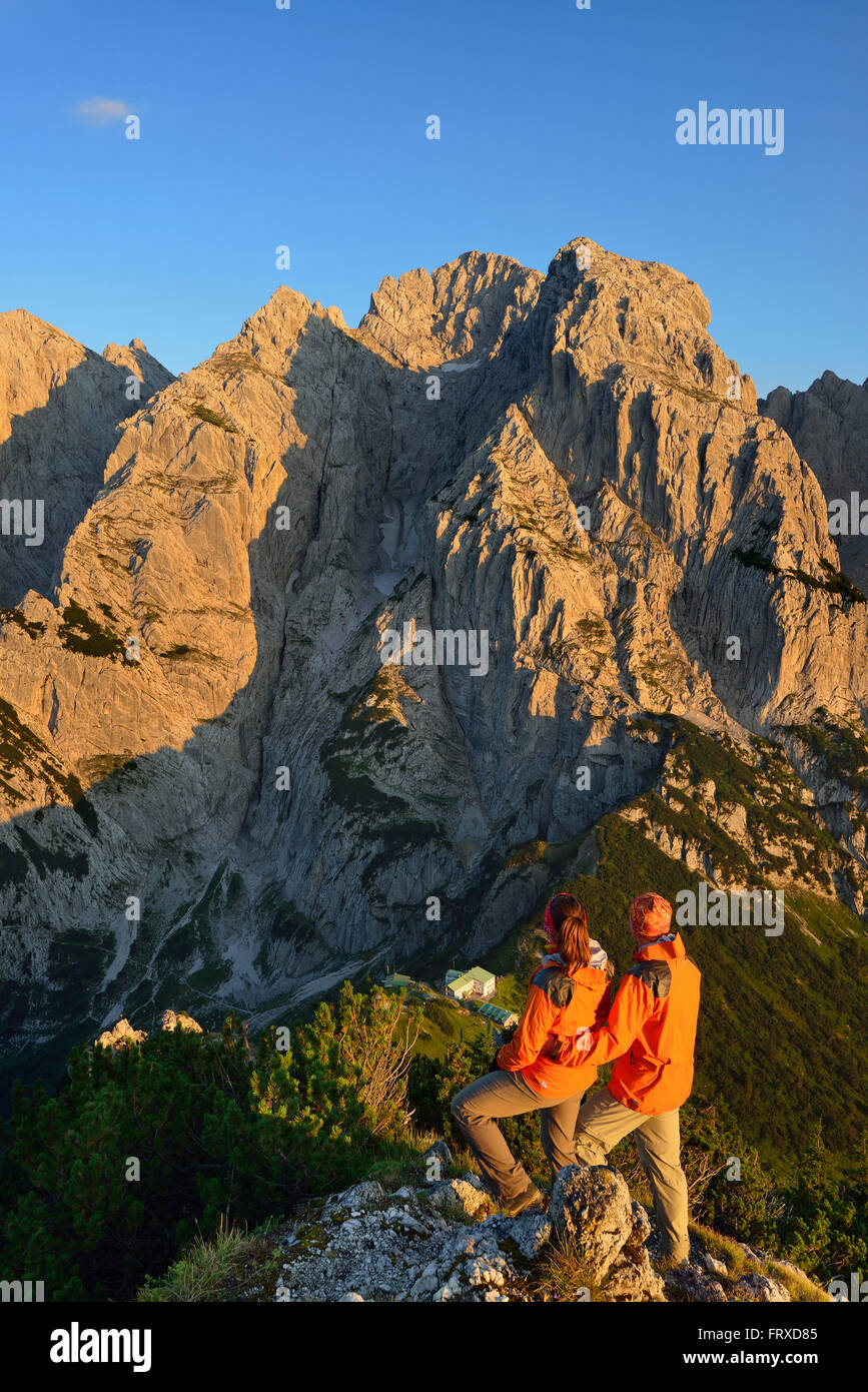 Due persone che godono di vista da Stripsenkopf al paesaggio di montagna, Zahmer Kaiser, Kaiser mountain range, Tirolo, Austria Foto Stock