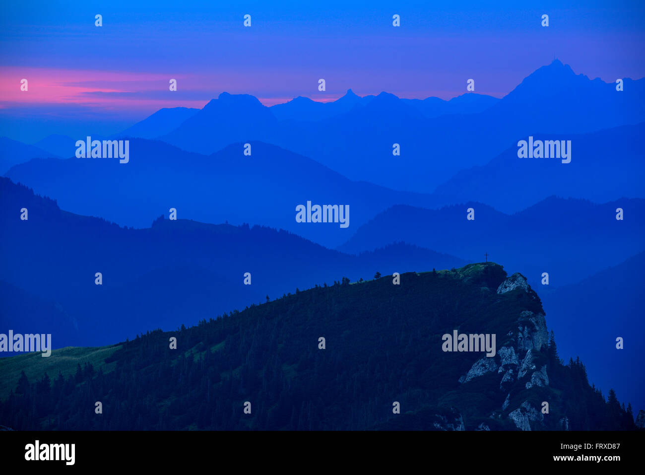 Vista da Benediktenwand al paesaggio di montagna in alba, Prealpi bavaresi, Alta Baviera, Baviera, Germania Foto Stock