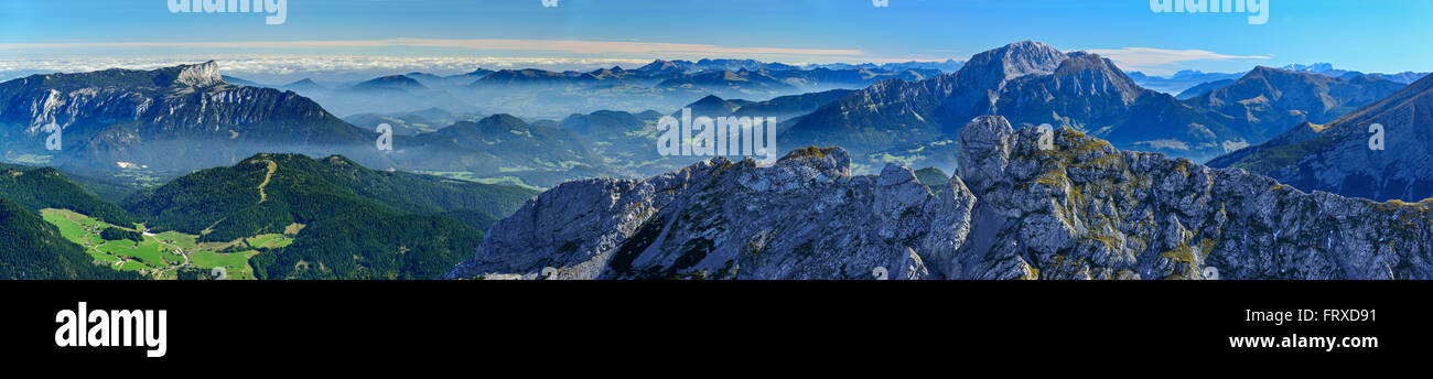Vista panoramica dal Monte Hochkalter oltre il paesaggio di montagna, Parco Nazionale di Berchtesgaden, sulle Alpi di Berchtesgaden, Alta Baviera, Baviera, Germania Foto Stock