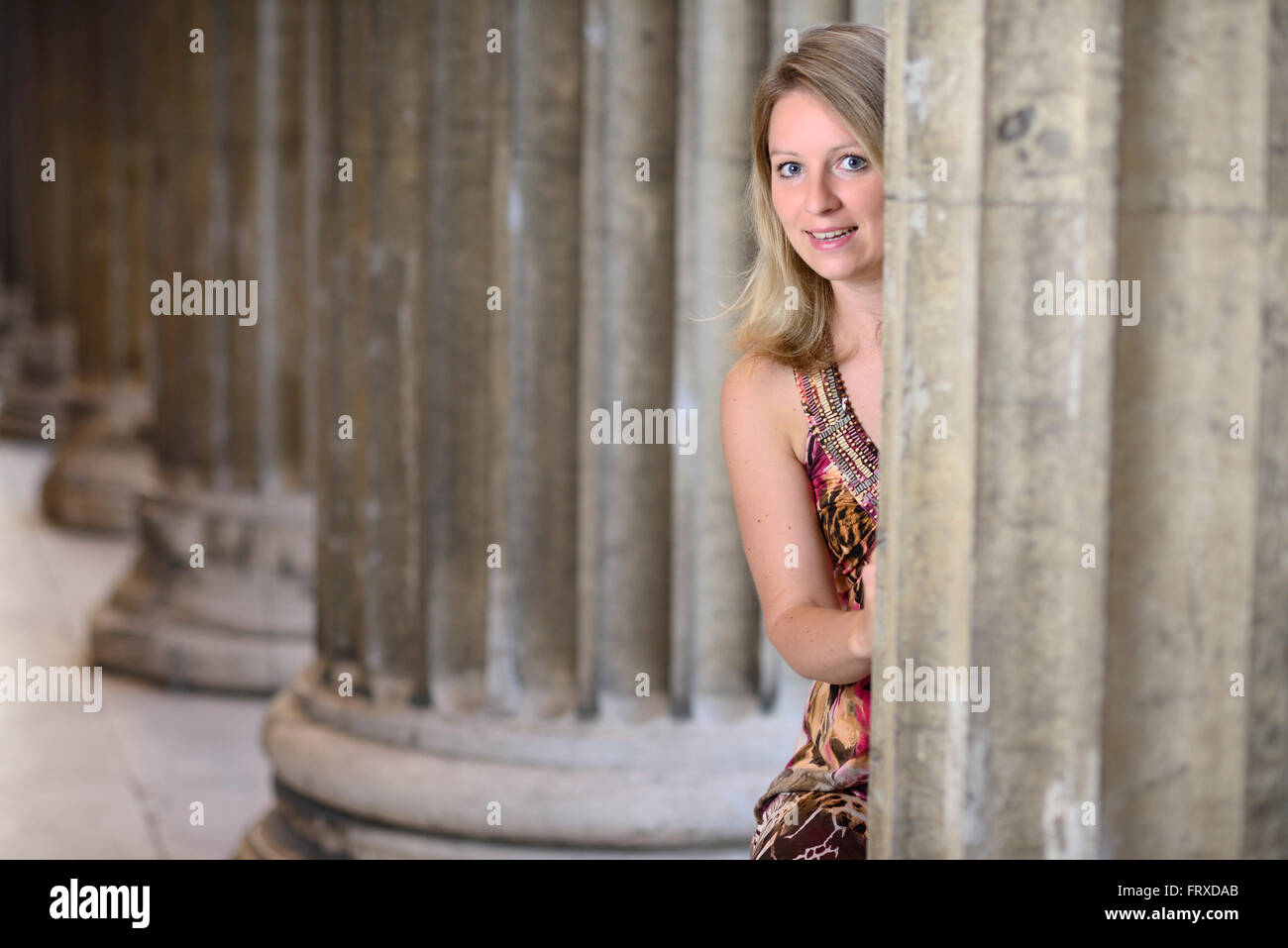 Giovane donna dietro una colonna, Staatliche Antikensammlung, Koenigsplatz, Monaco di Baviera, Baviera, Baviera, Germania Foto Stock