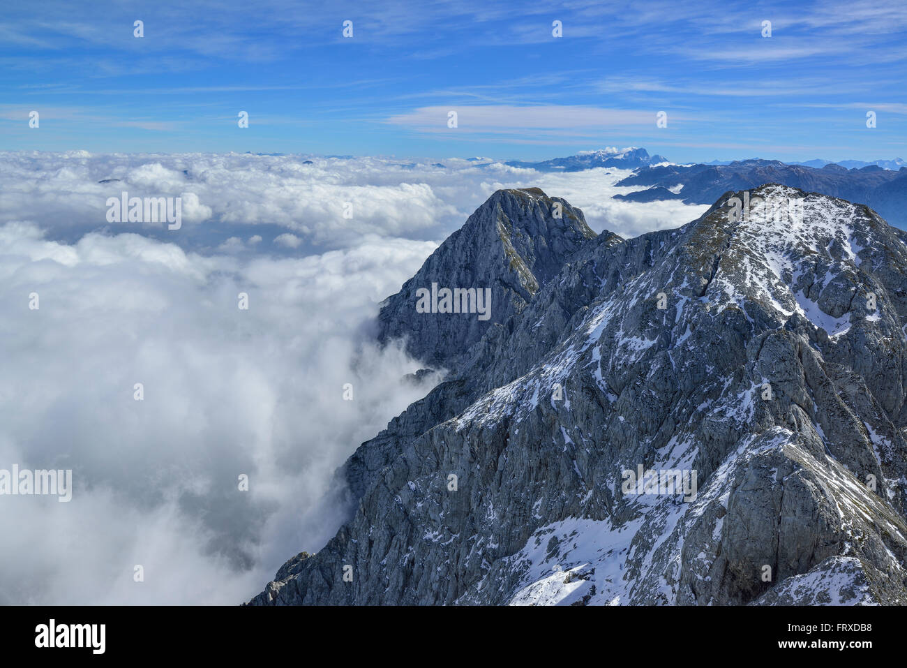 Vista dal Monte Hoher Goell oltre il mare di nebbia nella valle della Salzach, Parco Nazionale di Berchtesgaden, sulle Alpi di Berchtesgaden, Alta Baviera, Baviera, Germania Foto Stock