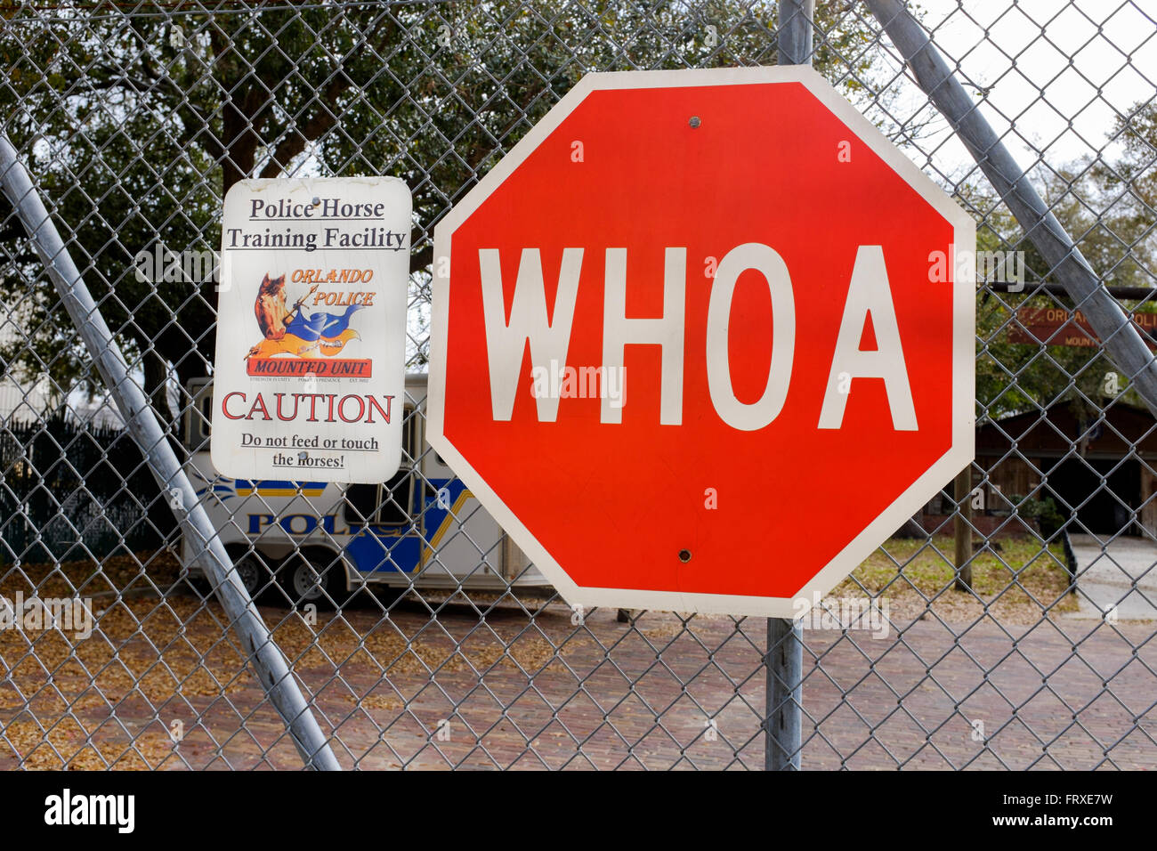 Segnale di avviso al di fuori della polizia di Orlando Horse Training Facility, il centro cittadino di Orlando, Florida, Stati Uniti d'America Foto Stock