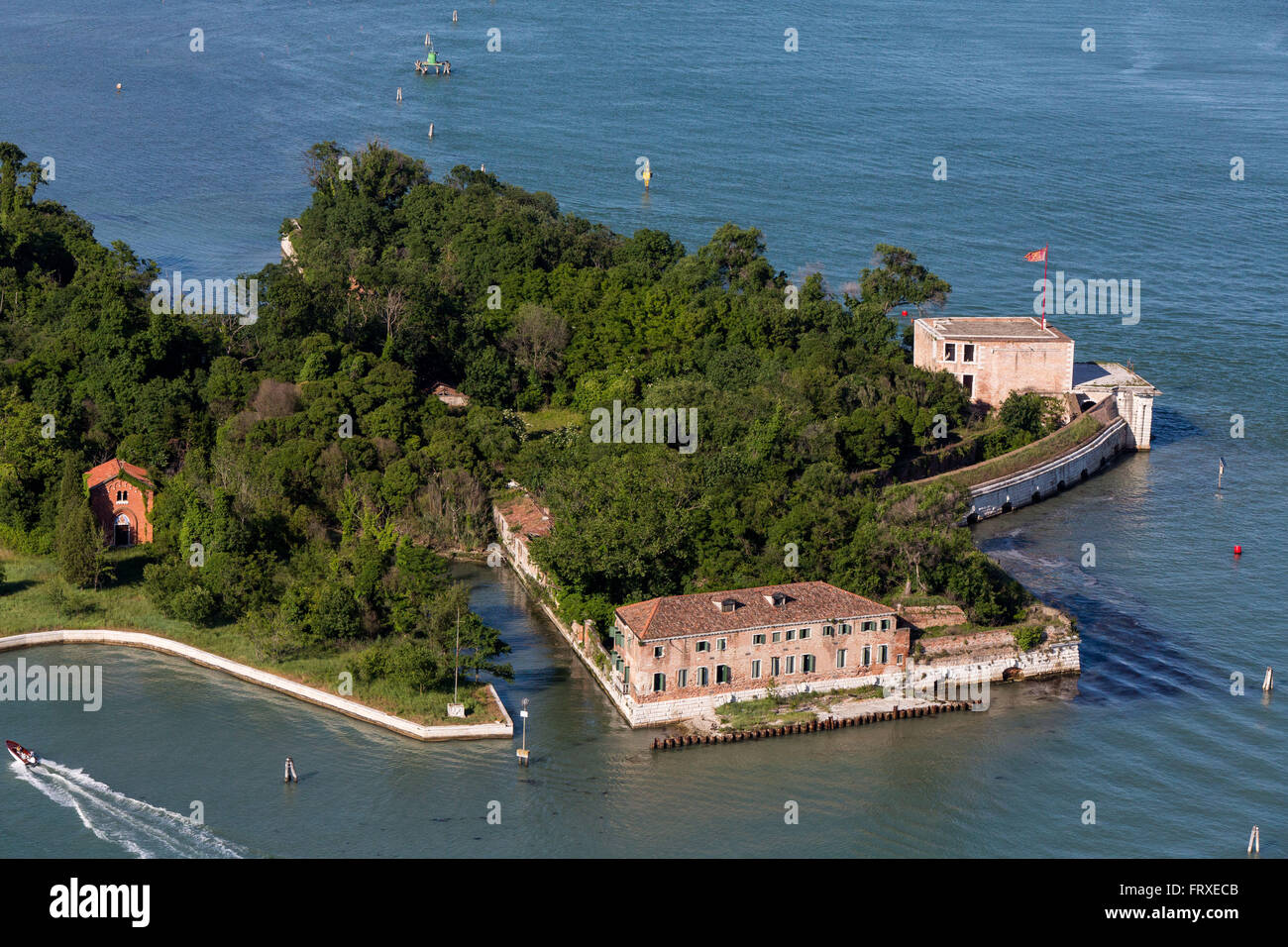 Vista aerea delle isole della laguna veneziana, fortificazione di San Andrea accanto alle isole di Le Vignole e La Certosa, Veneto, Italia Foto Stock