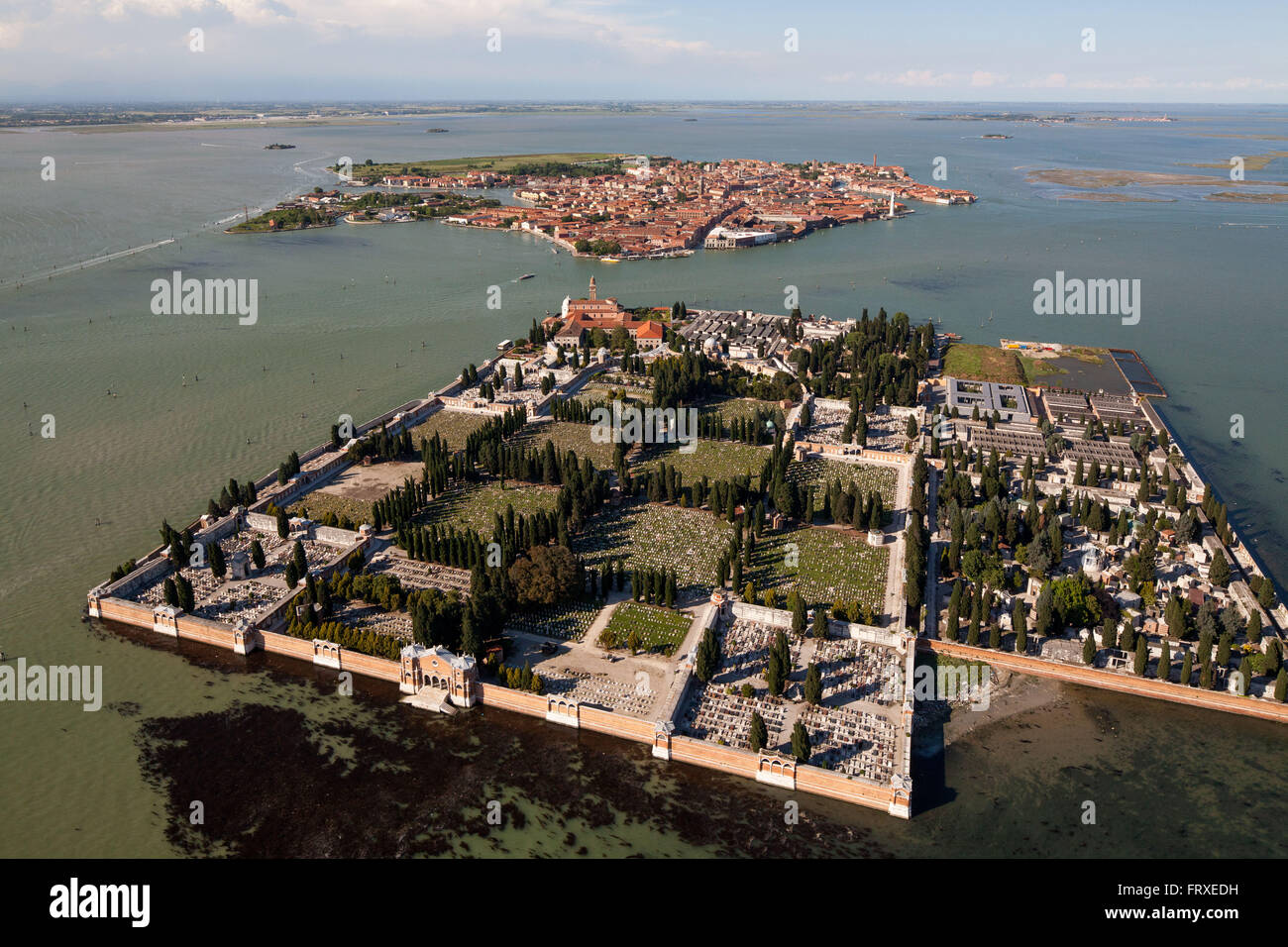 Vista aerea dell'isola cimitero di San Michele, cimitero e grave yard di Venezia e Burano in background, Veneto, Italia Foto Stock