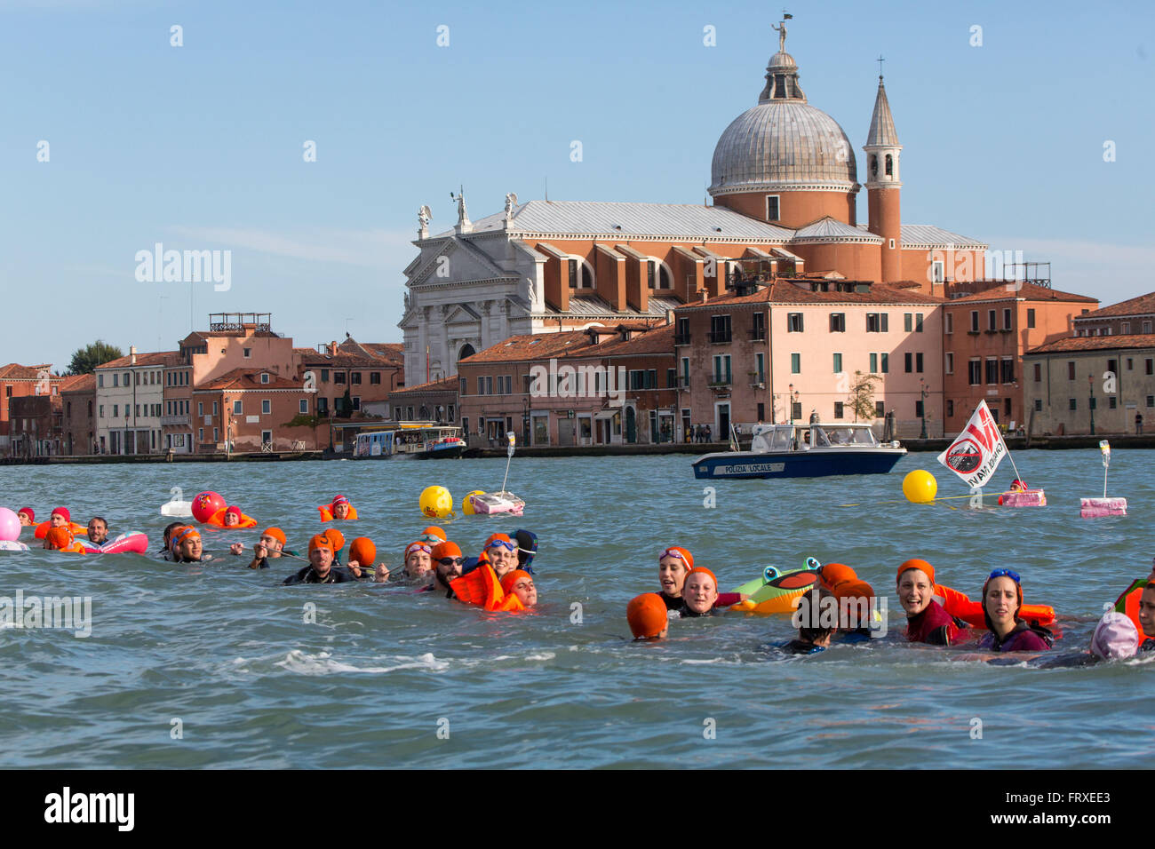 La nave di crociera di protesta, dimostranti con barche e neopren vestiti bagnati per protestare contro il crescente numero di navi da crociera ammessi in Venezia, Veneto, Italia Foto Stock