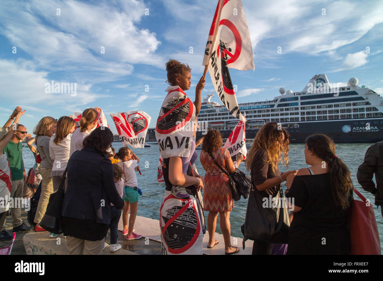 La nave di crociera di protesta, dimostranti al Zaterre quayside protestando contro il crescente numero di navi da crociera ammessi in Venezia, Veneto, Italia Foto Stock