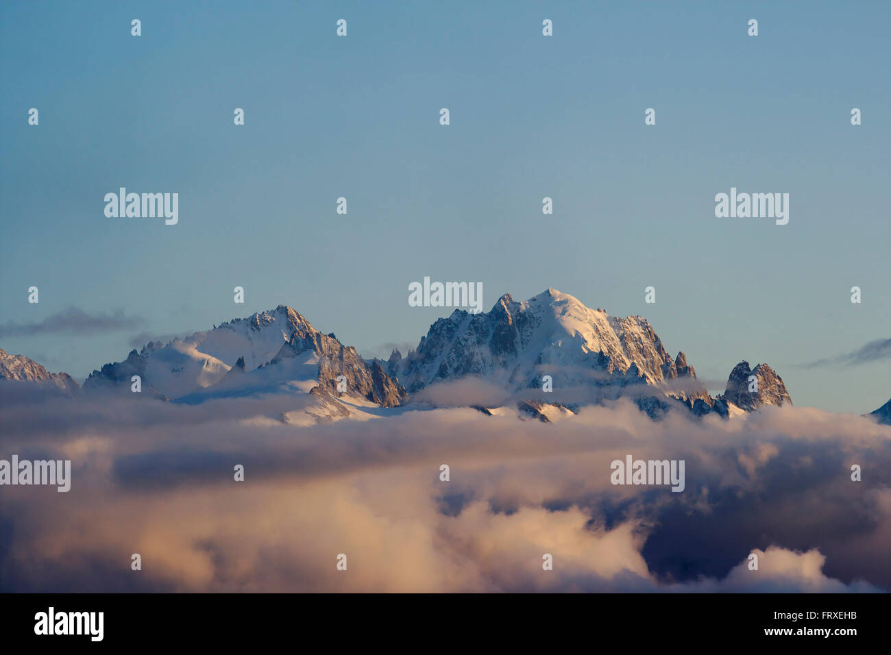 Nuvole sotto Aiguille Verte da Demecre vicino a Martigny, Svizzera Foto Stock