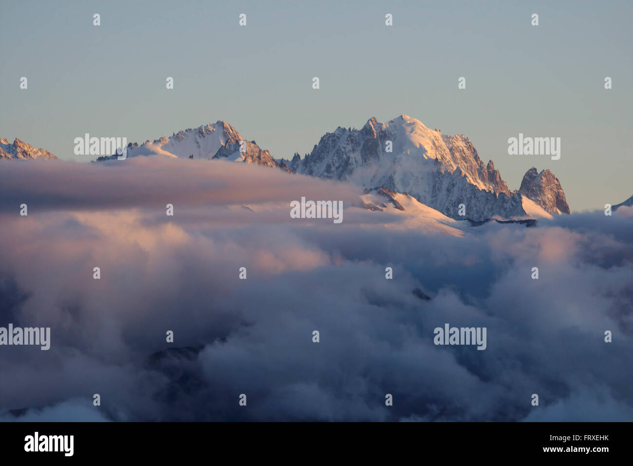 Nuvole sotto Aiguille Verte da Demecre vicino a Martigny, Svizzera Foto Stock