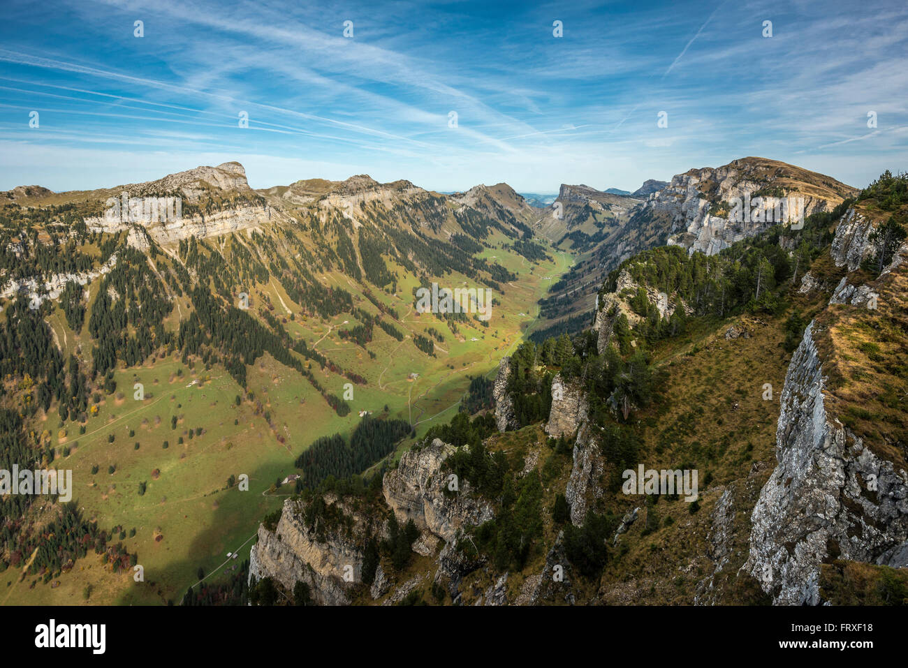 Vista dal Monte Niederhorn nella valle Justis, Beatenberg, Oberland bernese, il Cantone di Berna, Svizzera Foto Stock