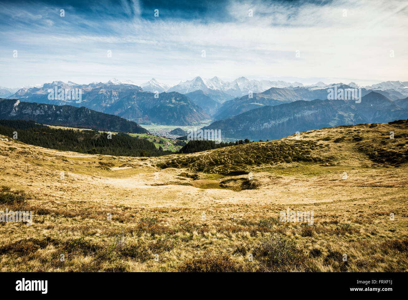 Vista dal Monte Niederhorn su Interlaken a Eiger, Moench e Jungfrau, Beatenberg, Oberland bernese, il Cantone di Berna, Svizzera Foto Stock