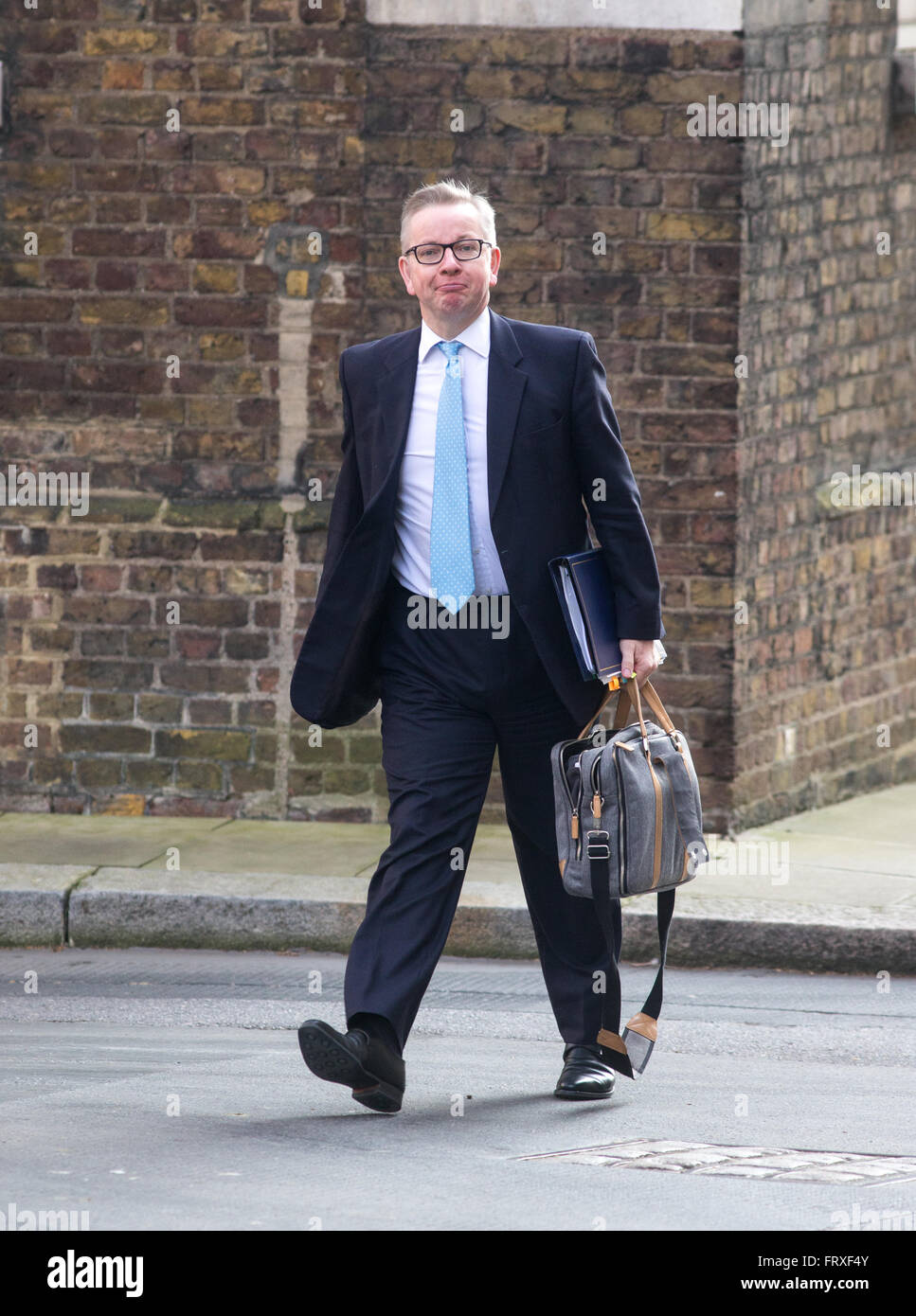 Michael Gove,il segretario di Stato per la giustizia,arriva al numero 10 di Downing Street.Egli è la campagna a lasciare l'UE Foto Stock