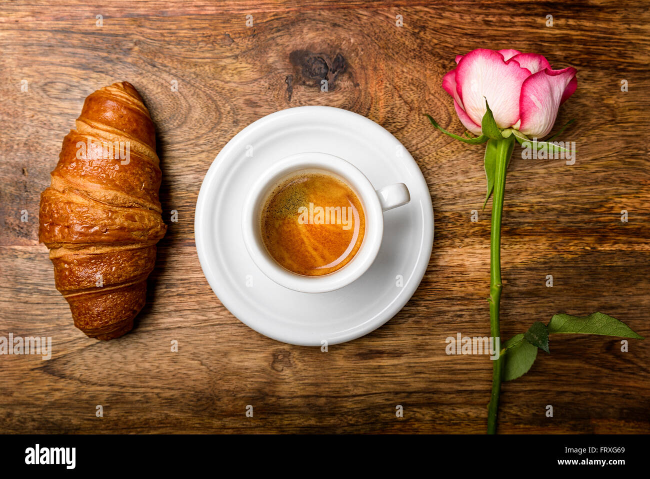 Coffee croissant rose romantic breakfast immagini e fotografie stock ad  alta risoluzione - Alamy