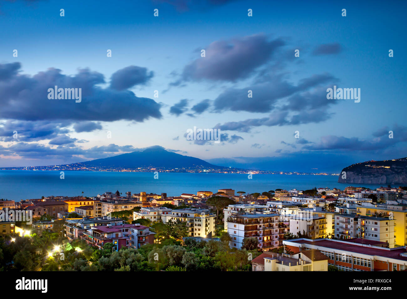 Vista di tutta la città verso il Vesuvio, Sorrento e Penisola Sorrentina, la baia di Napoli, campania, Italy Foto Stock