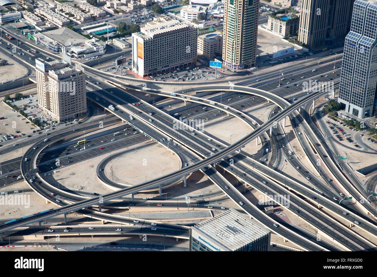 Vista di interscambio stradale 1 di Sheikh Zayed Road e di Doha Street da in alto a piattaforma di osservazione a livello 124 di Burj Khalifa Tower, Dubai, Emirati Arabi Uniti Foto Stock