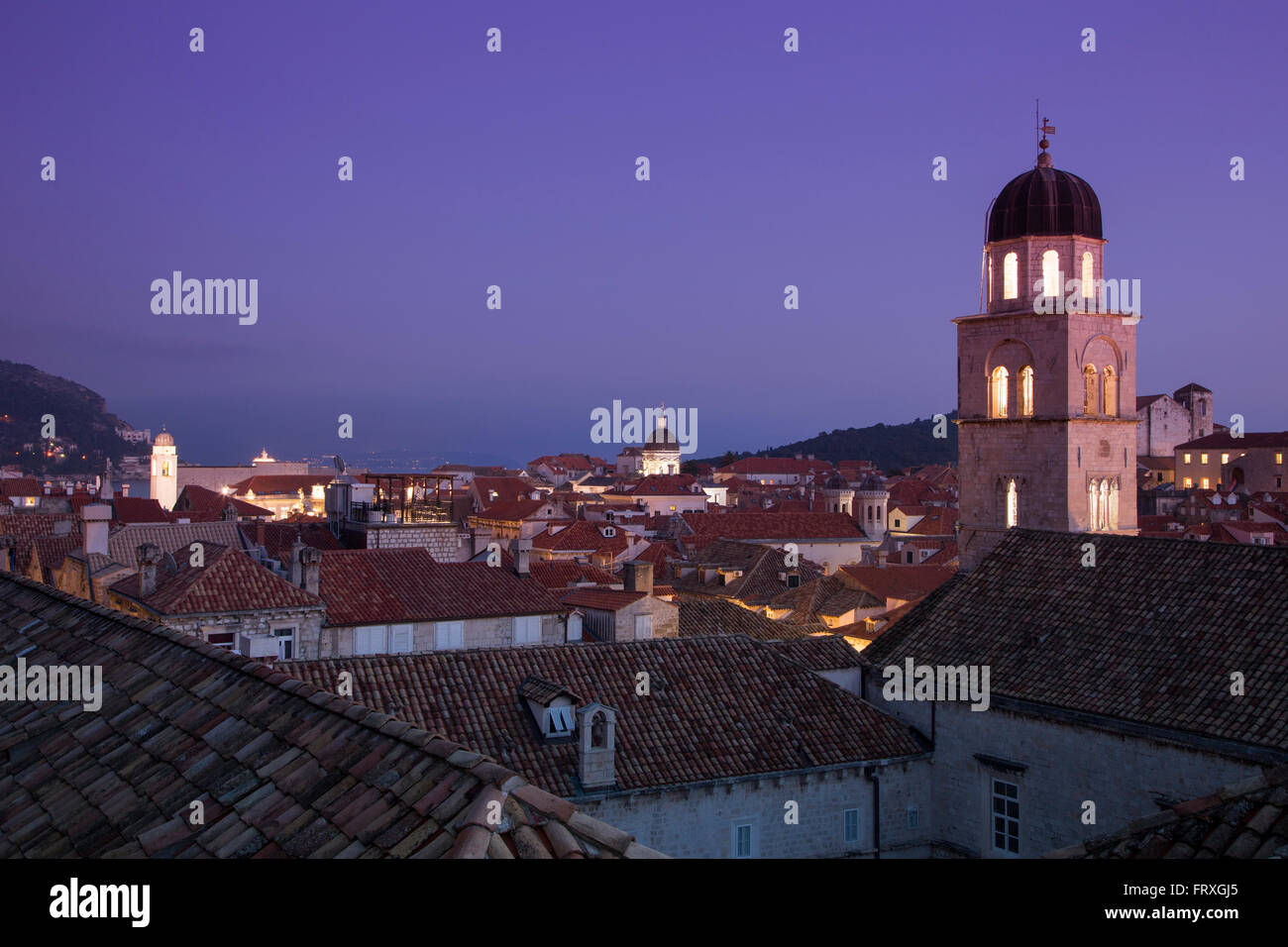 Città vecchia tetti con chiesa francescana Torre del monastero visto dalla parete della città al tramonto, Dubrovnik, Dubrovnik-Neretva, Croazia Foto Stock