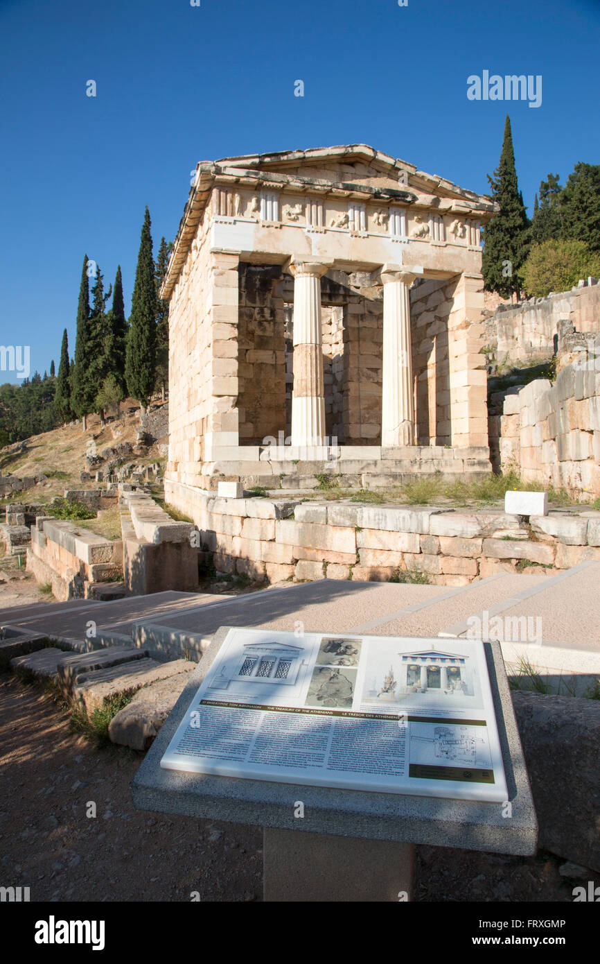 Il Tesoro degli Atenesi, nel Santuario di Apollo al iv secolo A.C. Rovine di Delphi, Delphi, Peloponneso, Grecia centrale, Grecia Foto Stock