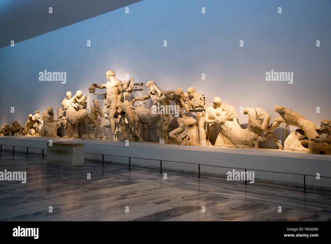 Le statue antiche in mostra al Museo di Olympia, Olympia, Elis, Peloponneso, Grecia Foto Stock