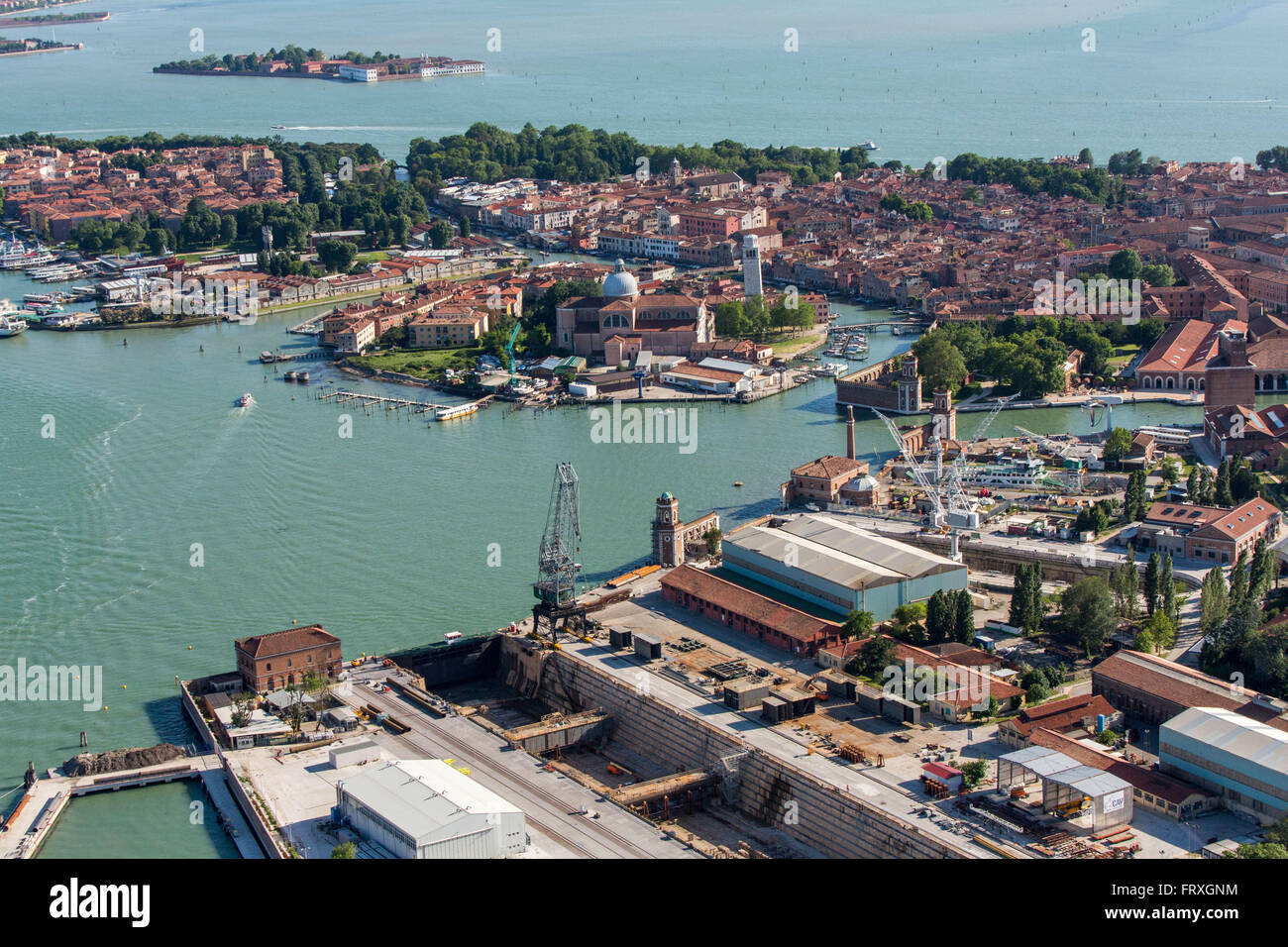 Vista aerea dell'Arsenale Veneziano con cantieri, Armory e dock, Isola di San Pietro e di San Elena in background, Marina, Venezia, Veneto, Italia Foto Stock