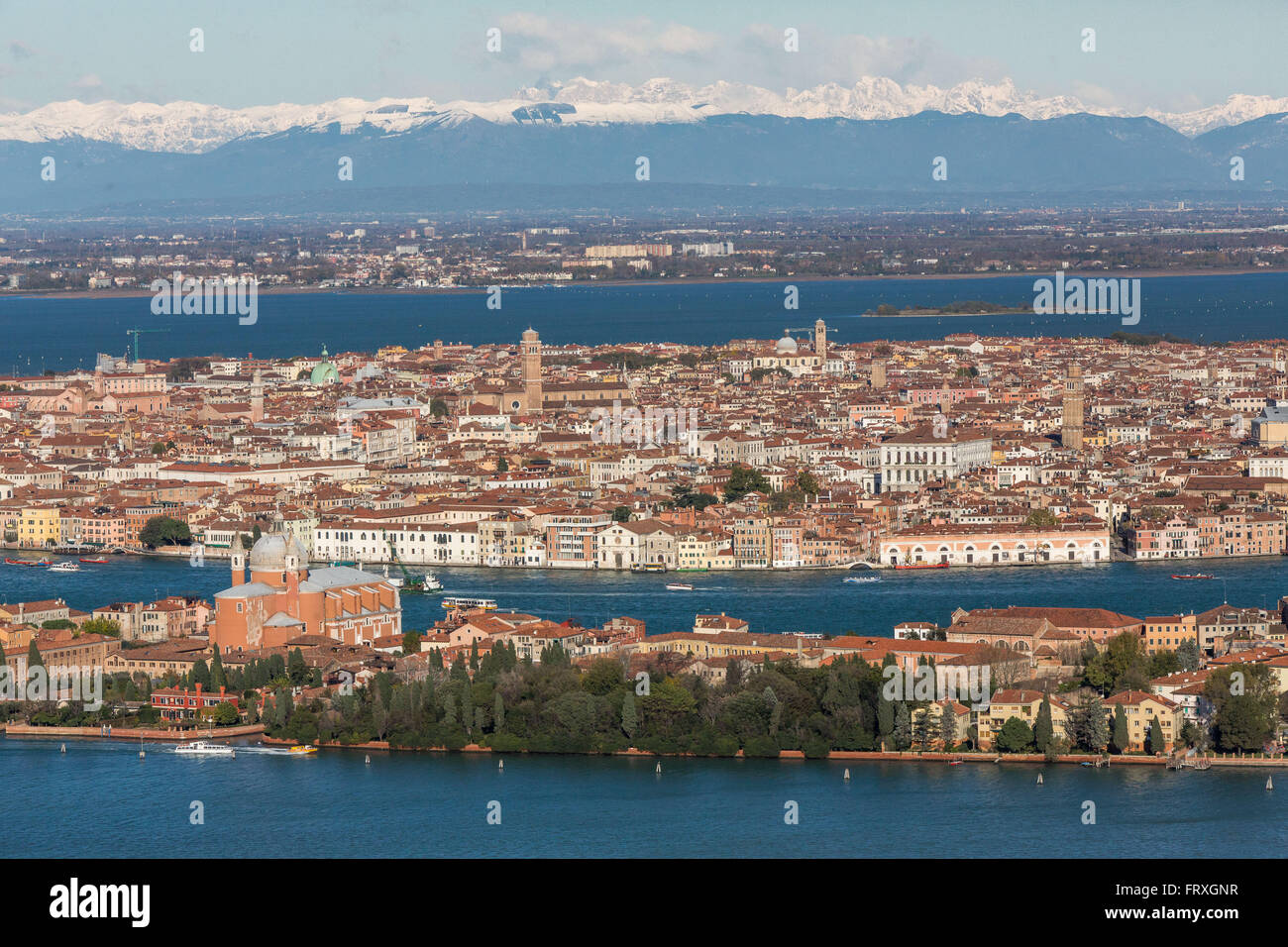 Vista aerea di Venezia con la Giudecca, San Giorgio Maggiore e il Campanile di San Marco, montagne innevate delle Alpi in background, Venezia, Veneto, Italia Foto Stock