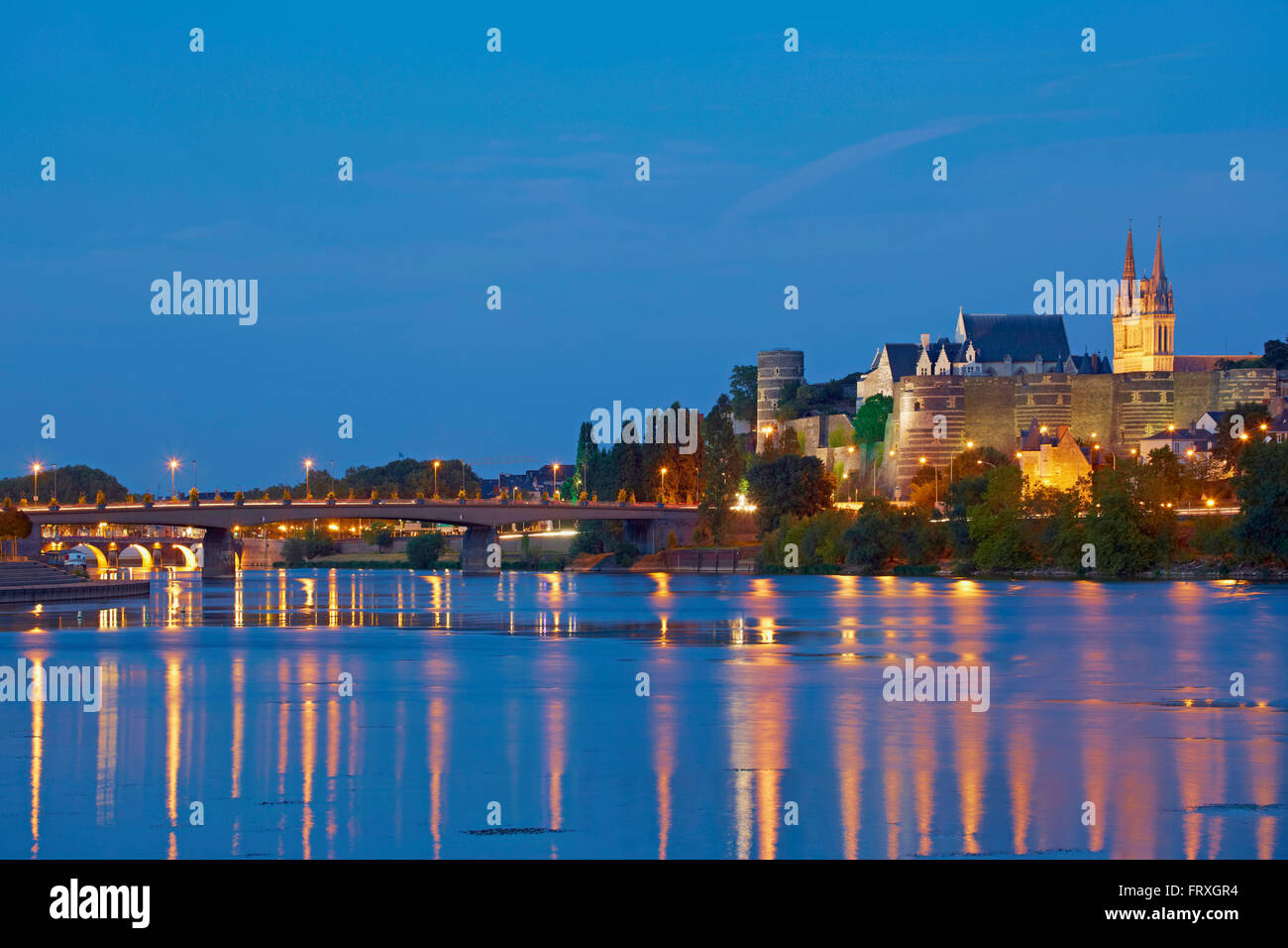 Vista di Angers al crepuscolo, fiume Maine, Dept. Maine-et-Loire, regione Pays de la Loire, in Francia, in Europa Foto Stock