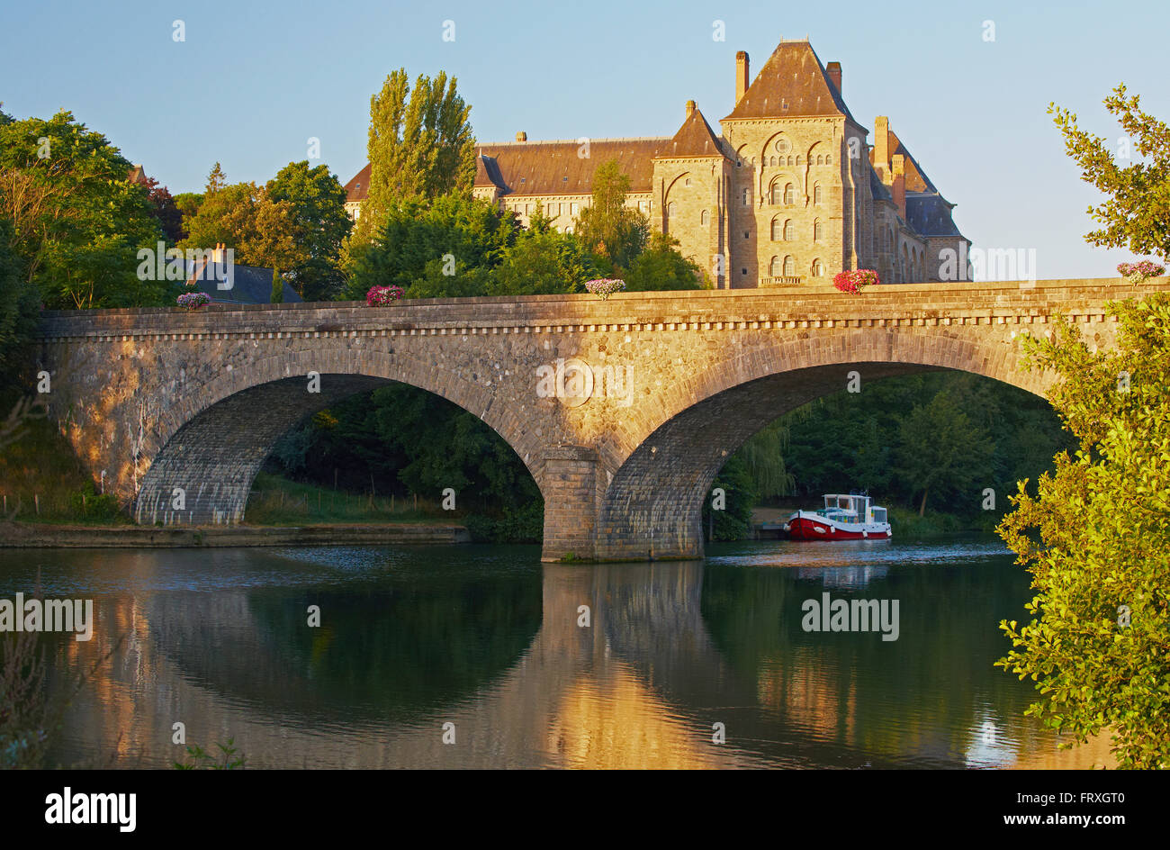 Vista del ponte e Abbaye Saint-Pierre-de-Solesmes, Solesmes, casa galleggiante sul fiume Sarthe, Dept. Sarthe, regione Pays de la Loire, in Francia, in Europa Foto Stock