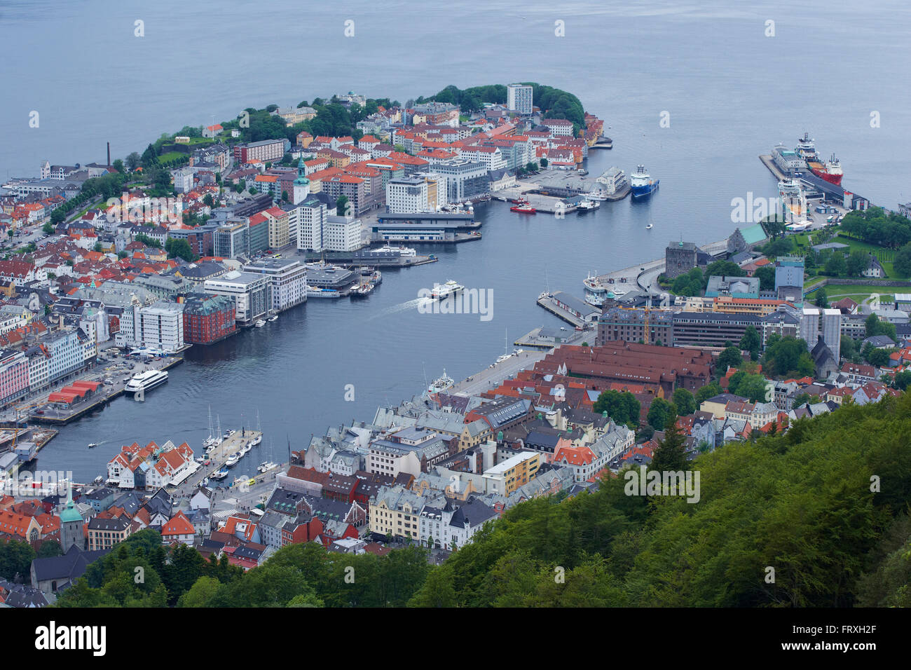 Vista dal Monte Floyen verso la città di Bergen e Harbour, Provincia di Hordaland, Vestlandet, Norvegia, Europa Foto Stock