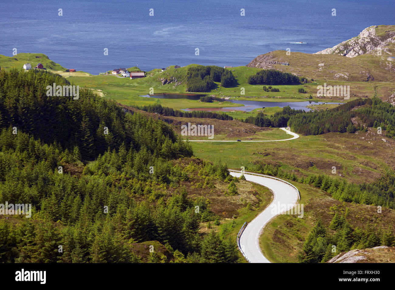 Vista verso Krakenes, Vagsoy Isola, Provincia di Sogn og Fjordane, Vestlandet, Norvegia, Europa Foto Stock