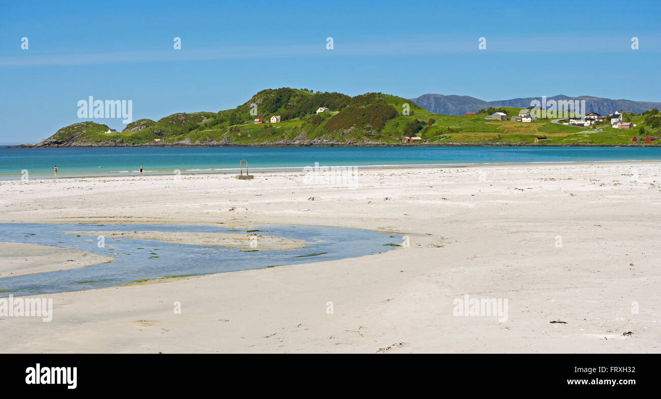 Spiaggia di sabbia vicino al villaggio di Refvik, Vagsoy Isola, Provincia di Sogn og Fjordane, Vestlandet, Norvegia, Europa Foto Stock