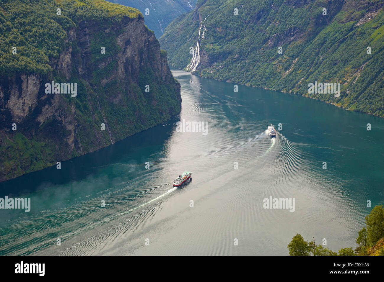 MS Polarlys da Hurtigruten e crociera lungo il fiume in Geirangerfjord, Cascata, Sette sorelle, Provincia di More og Romsdal, Vestlandet, Norvegia, Europa Foto Stock