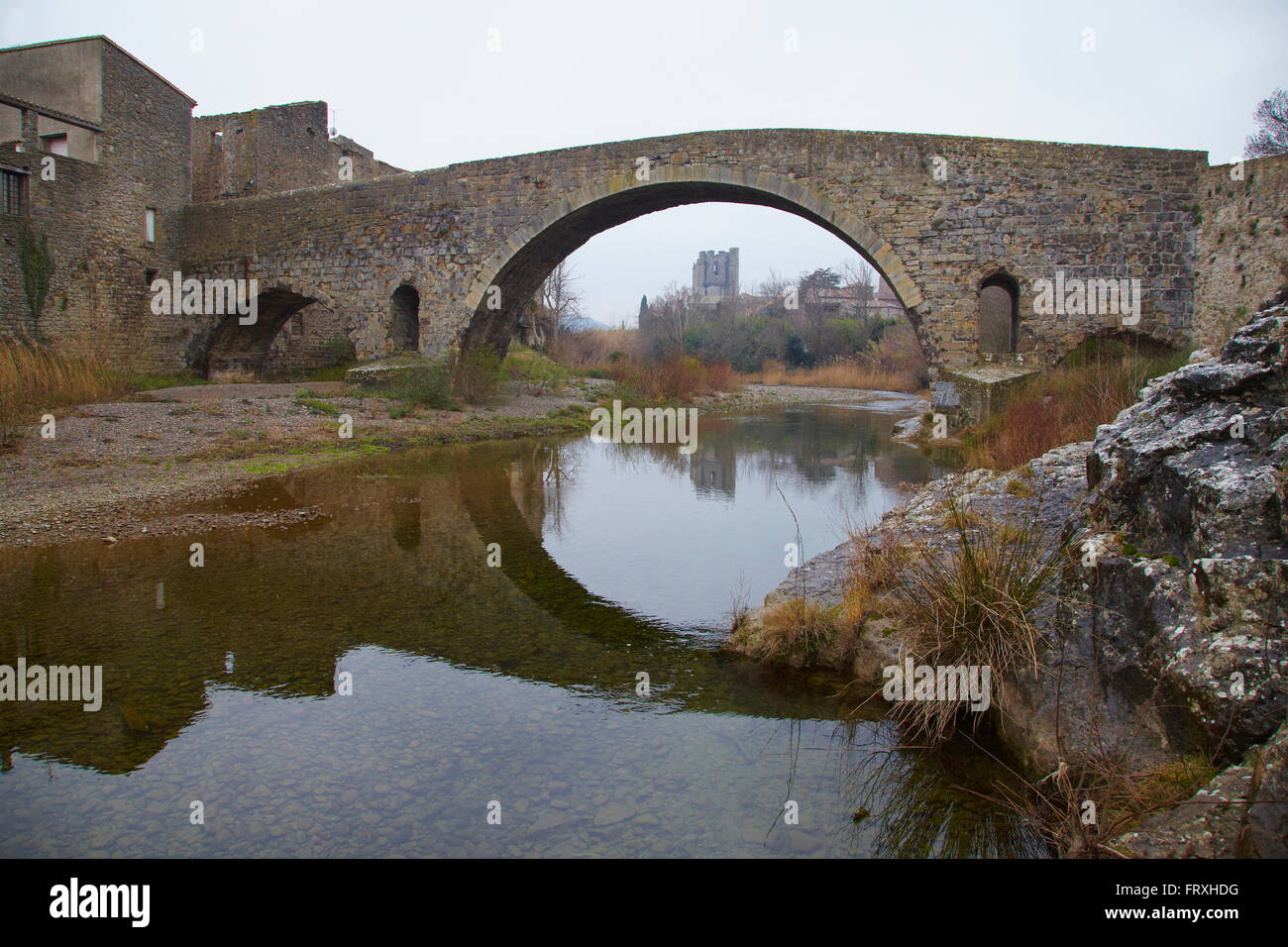 Vista di Lagrasse, Ponte Vecchio, Orbieu, Corbières, Dept. Aude, Languedoc-Roussillon, Francia, Europa Foto Stock