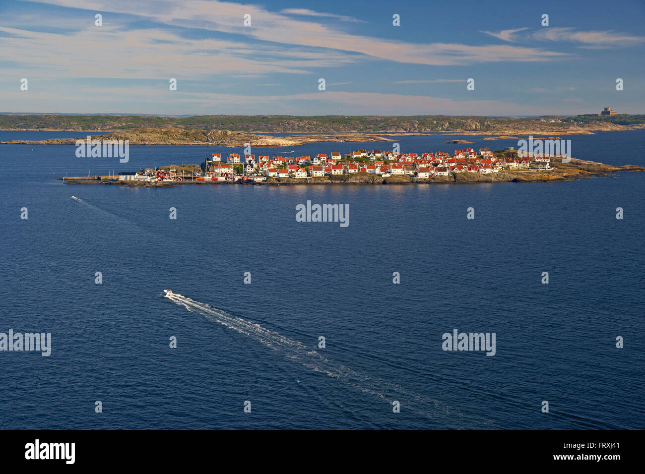 Vista da Ronnang Tjoern sull isola di Astol isola nella parte anteriore e Istoen Isola con Marstrand in background, Provincia di Bohuslaen, nella costa occidentale della Svezia, Europa Foto Stock