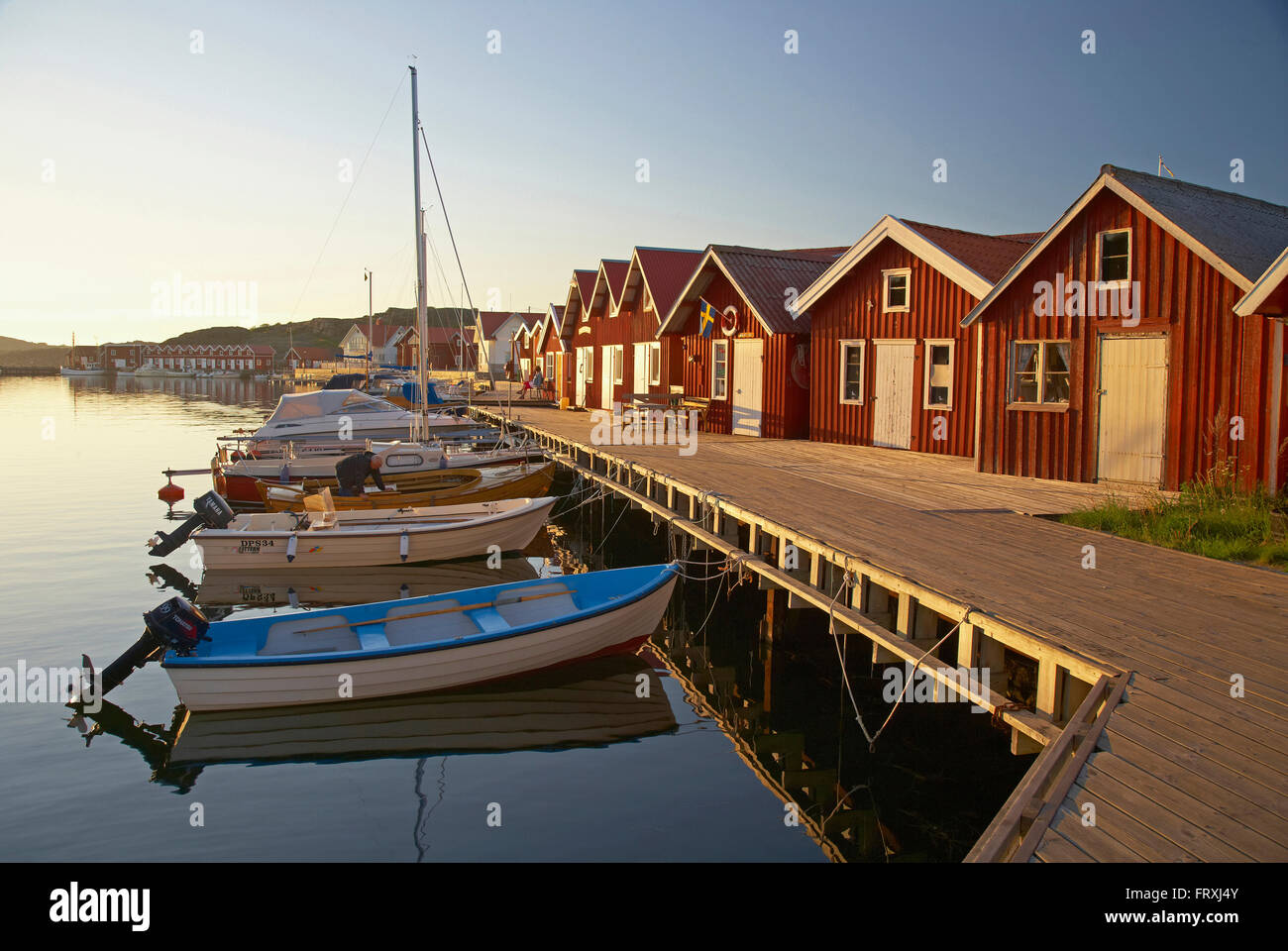 Barche e case di avvio nella porta Bleket, Tjoern Isola, Provincia di Bohuslaen, nella costa occidentale della Svezia, Europa Foto Stock