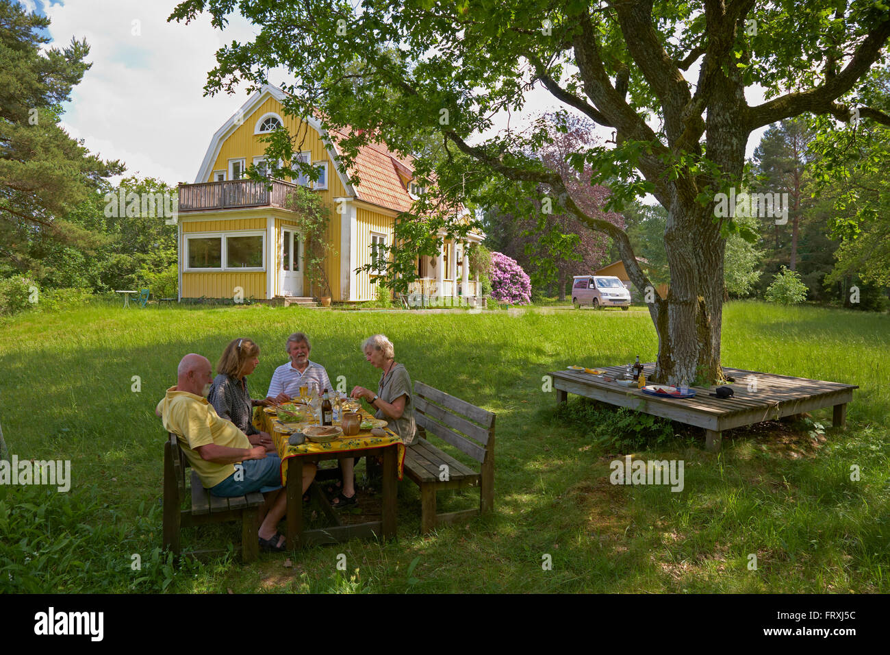 Il pranzo nel giardino, Vaestra Bodarne, Provincia di Bohuslaen, nella costa occidentale della Svezia, Europa Foto Stock