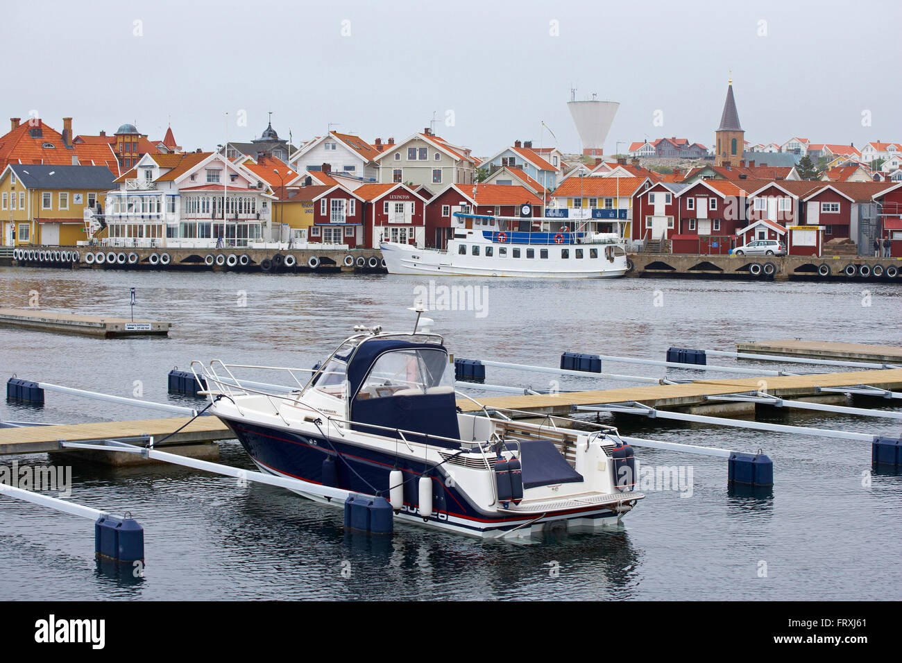 Barche e case in barca nel porto di Smoegen, Sotenas Penisola, Provincia di Bohuslaen, nella costa occidentale della Svezia, Europa Foto Stock