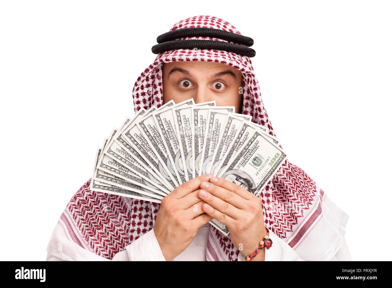 Giovane arabo nasconde la sua faccia dietro una pila di denaro isolato su sfondo bianco Foto Stock