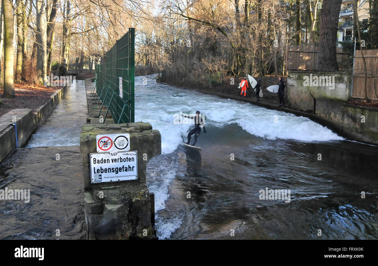 Fiume surfer nel Giardino Inglese park, inverno a Monaco di Baviera, Germania Foto Stock