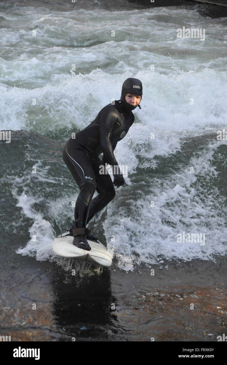 Fiume surfer nel Giardino Inglese park, inverno a Monaco di Baviera, Germania Foto Stock