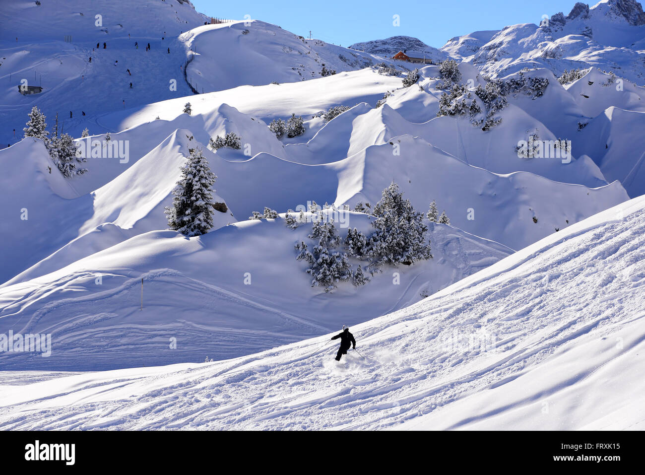 Persona a sciare nel comprensorio sciistico con fori di gesso, in Lech am Arlberg, inverno nel Vorarlberg Austria Foto Stock