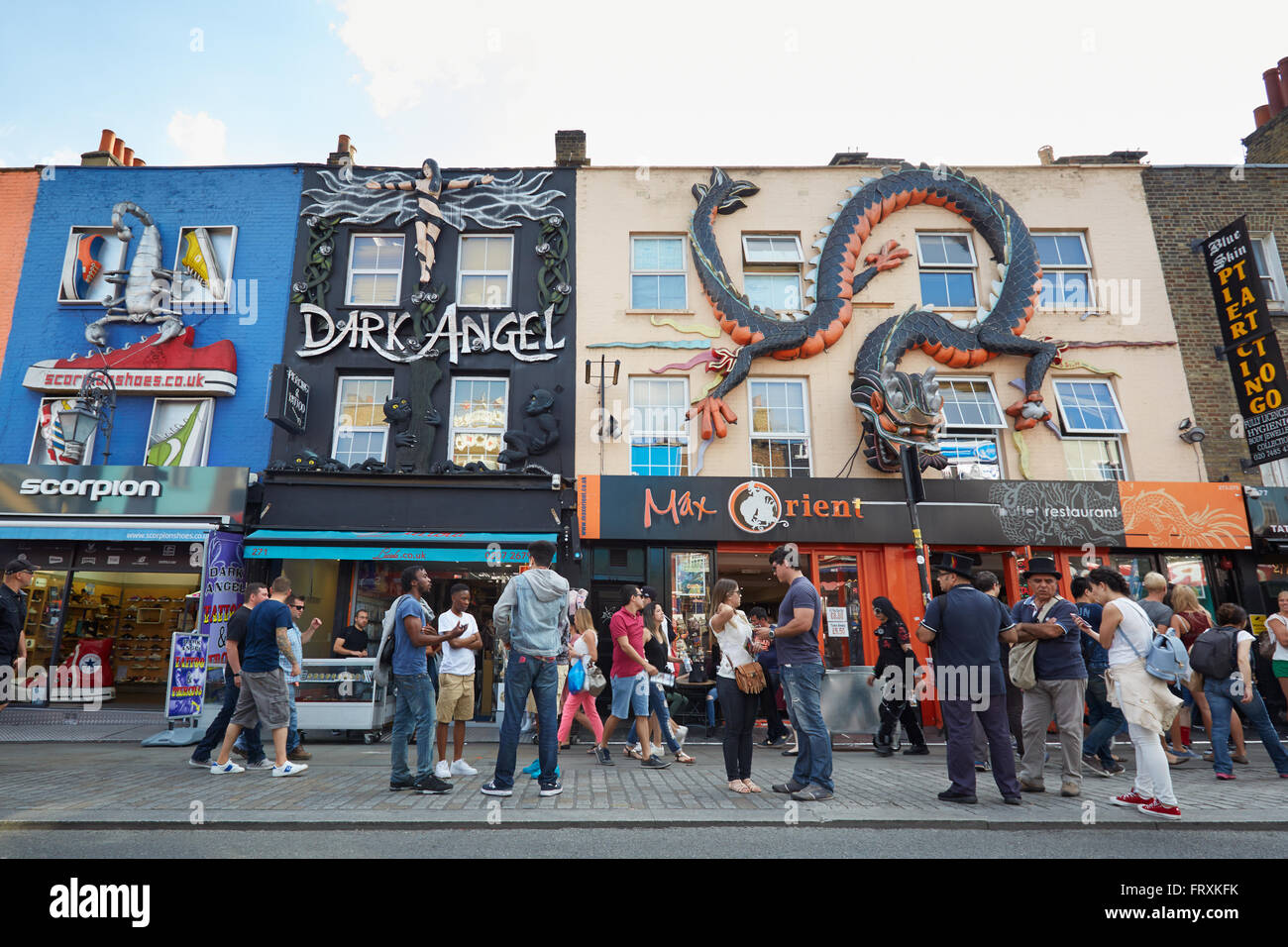 Camden Town colorati negozi decorati con persone a Londra Foto Stock