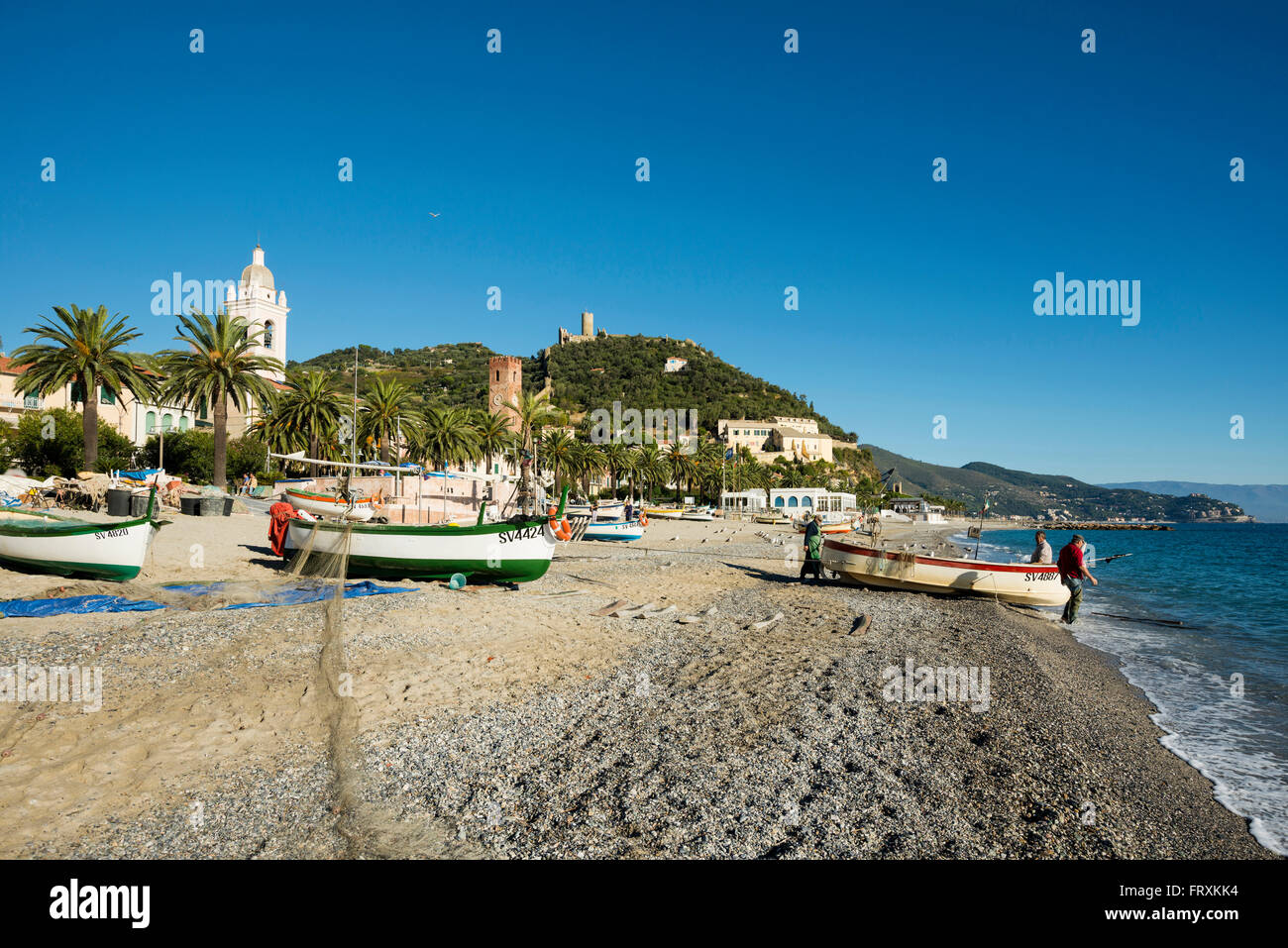 Barche da pesca in spiaggia, Noli, Provincia di Savona Liguria, Italia Foto Stock