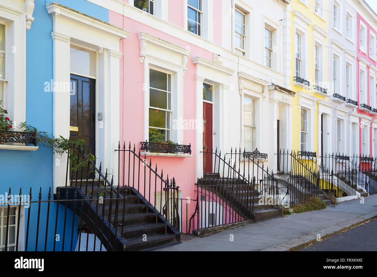 Colorate case inglesi di facciate in blu, rosa, giallo e bianco colori a Londra Foto Stock