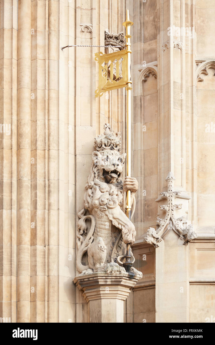 Victoria Tower lion statua, Palazzo di Westminster a Londra Foto Stock