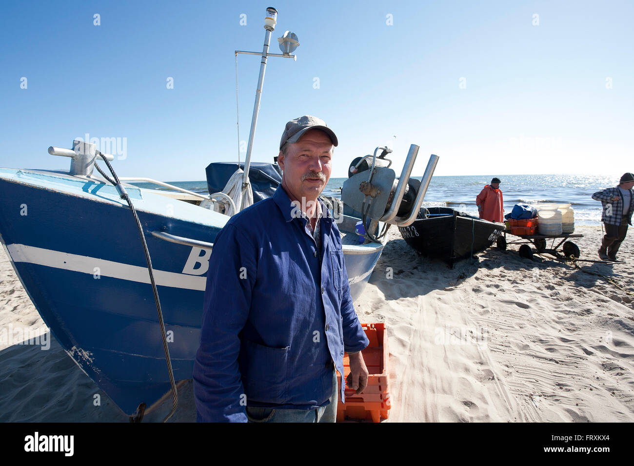 Fisherman Charles Heuer di vendita del pesce sulla spiaggia, Baabe, Ruegen, Mar Baltico, Meclenburgo-Pomerania Occidentale, Germania Foto Stock