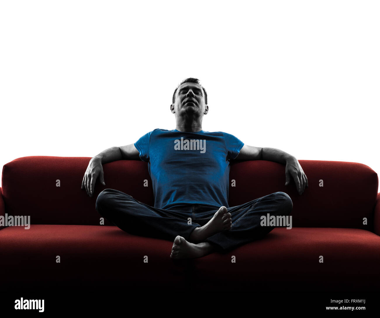 Un uomo caucasico divano divano rilassante in silhouette isolati su sfondo bianco Foto Stock