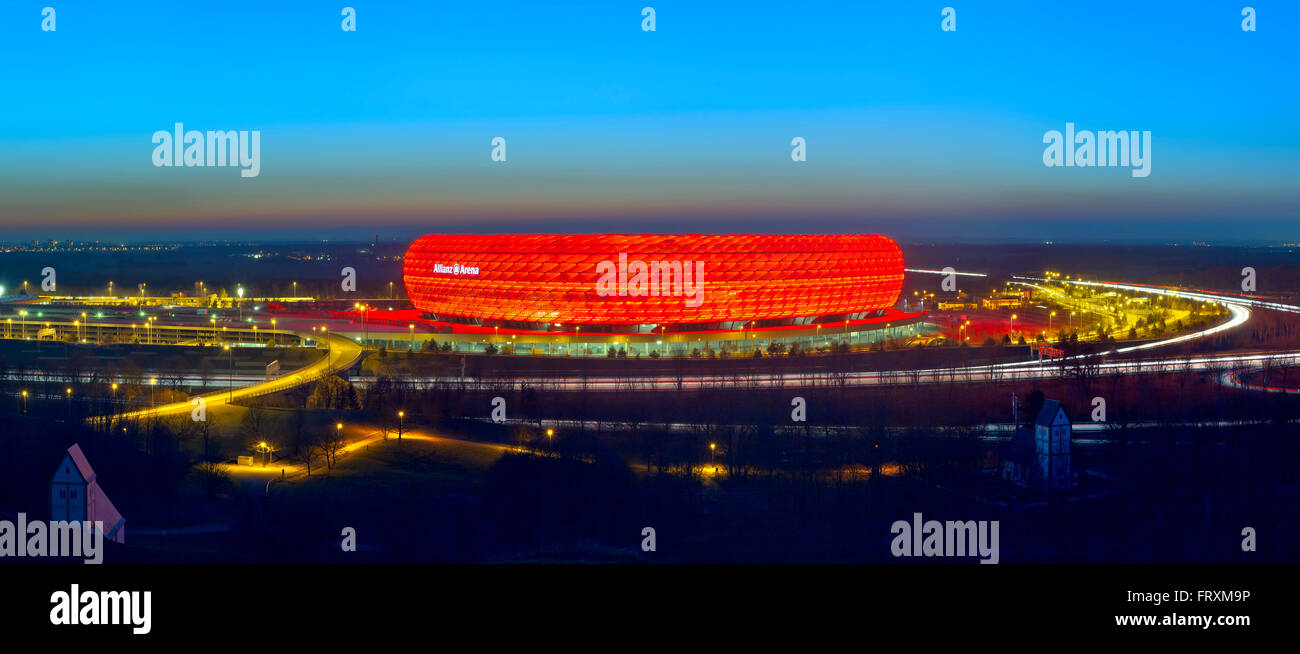 Allianz Arena in rosso, Monaco di Baviera, Baviera, Baviera, Germania Foto Stock