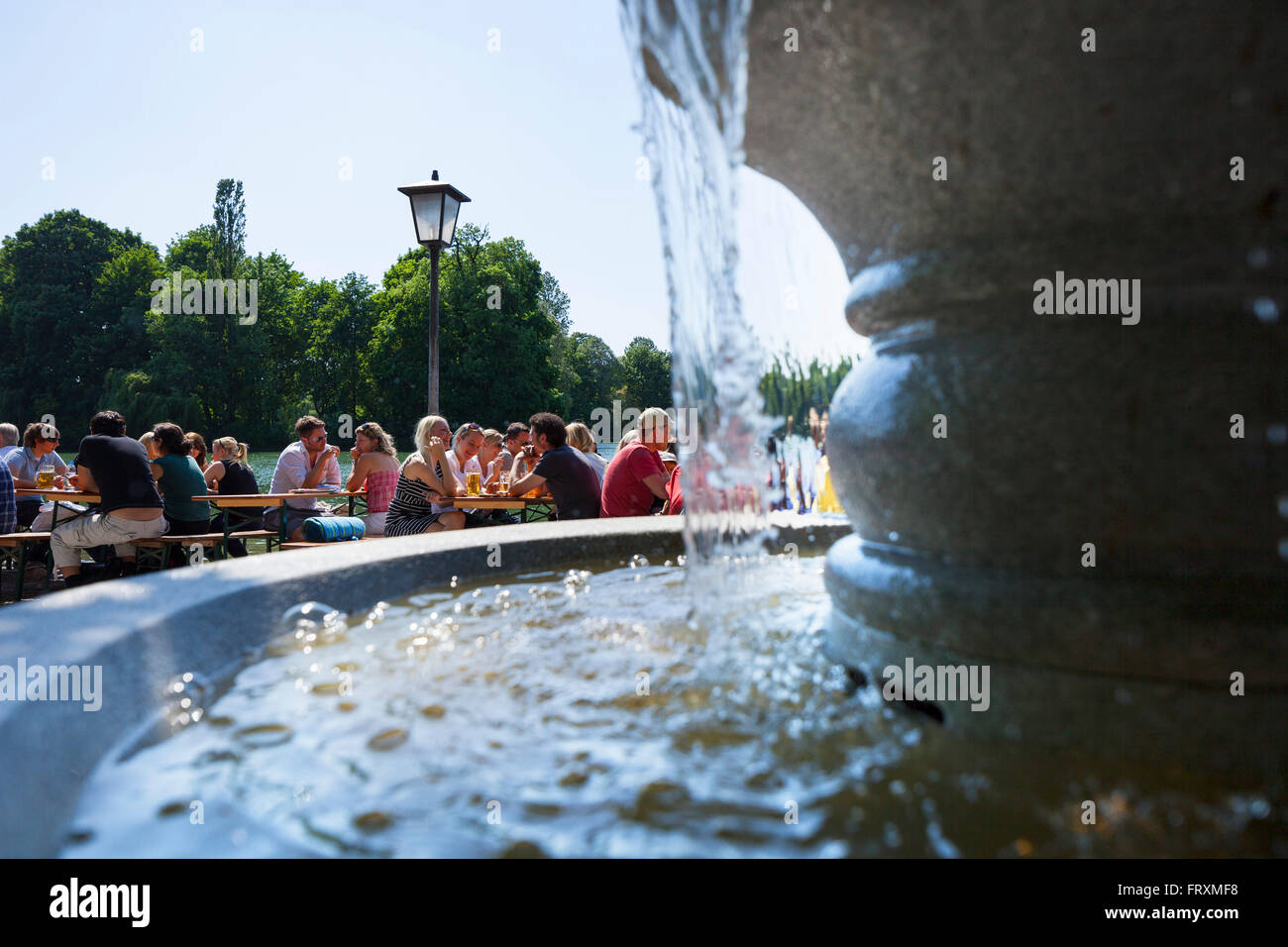 Giardino della birra nel Giardino Inglese, Englischer Garten Monaco di Baviera, Baviera, Baviera, Germania Foto Stock