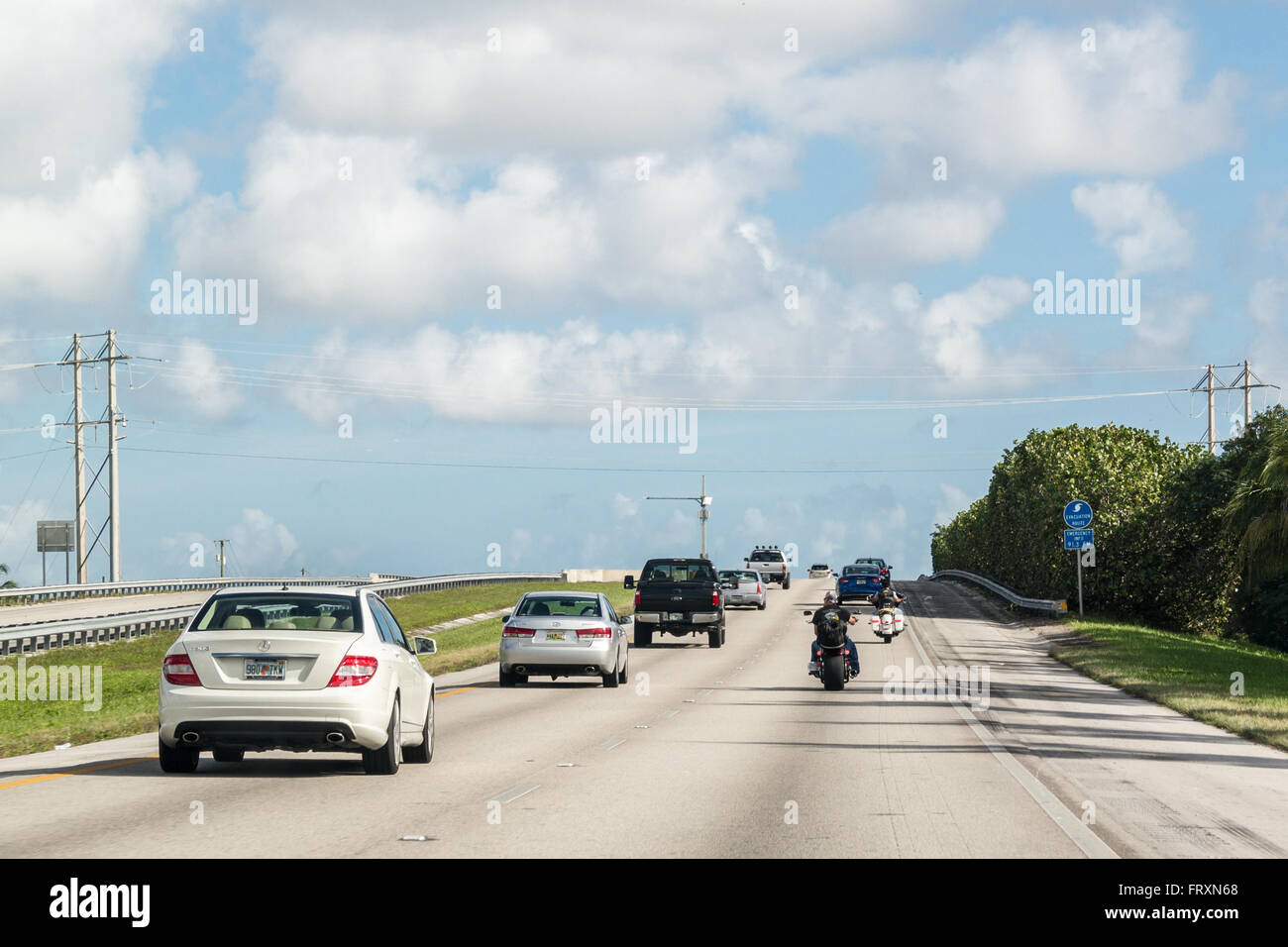 Il traffico con auto e moto sull'autostrada nel sud della Florida, Stati Uniti d'America Foto Stock