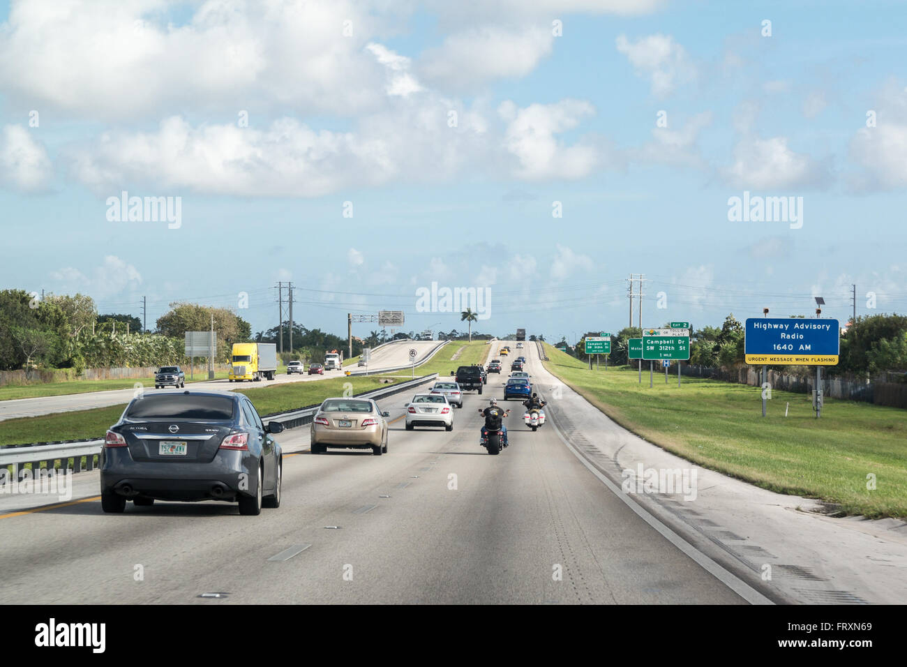 Il traffico con auto e moto sull'autostrada nel sud della Florida, Stati Uniti d'America Foto Stock
