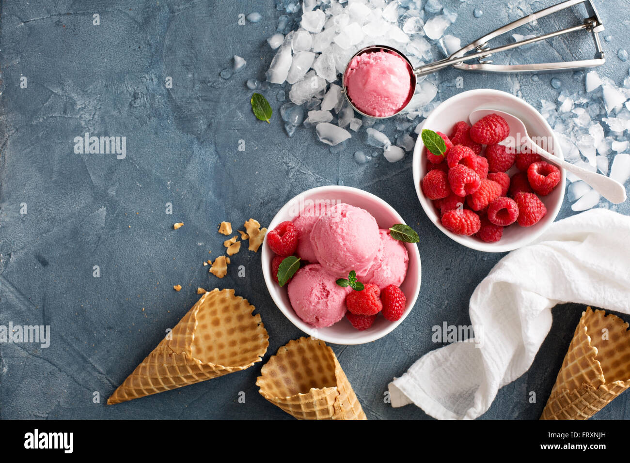 Gelato al lampone nel recipiente bianco Foto Stock
